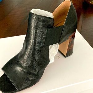 Black leather ankle shoe